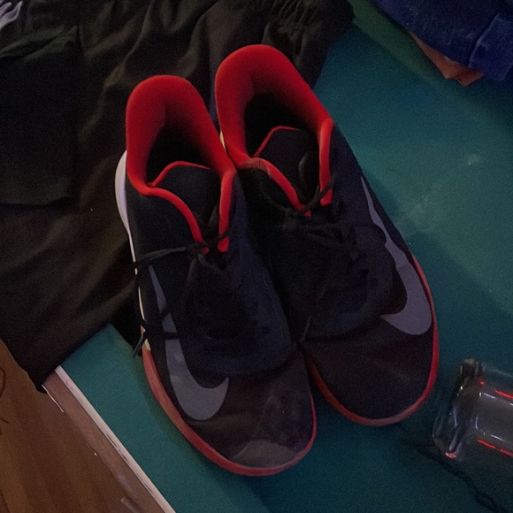 NIKE SHOES JUST NEED TO BE CLEANED PRETTY MUCH BRAND NEW PLAY A 1 GAME WITH THEM - Picture 2 of 3